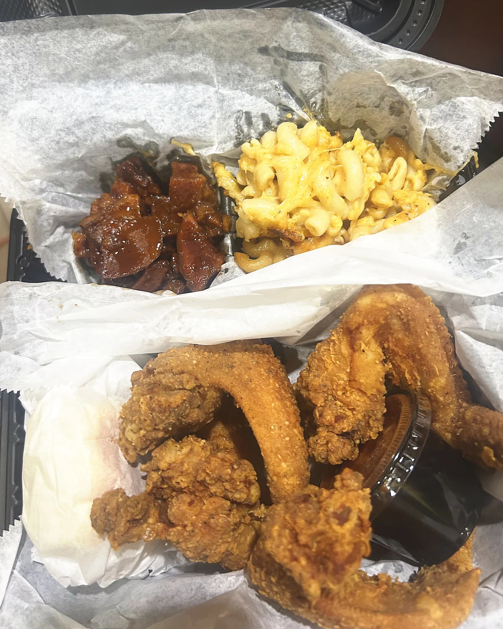 Fried whole wings with mac and cheese, barbecue and bread